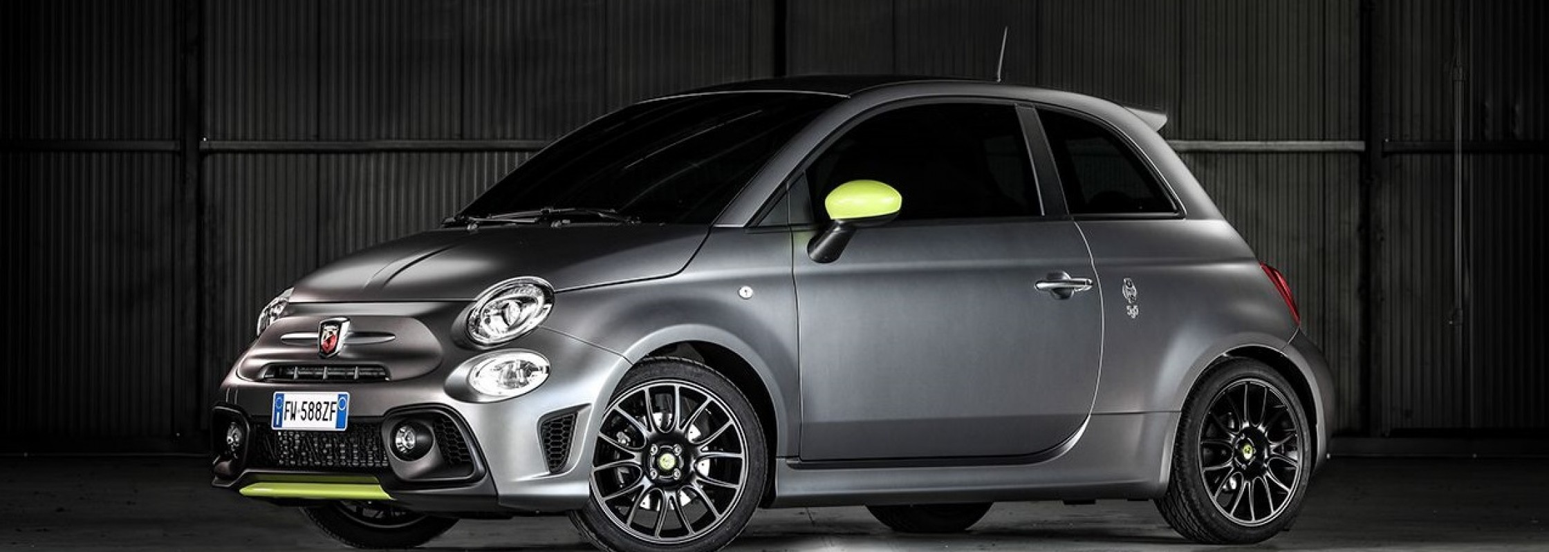 Abarth 595 Pista, 3.0, New, Neu, Silber, Grau, grüne Spiegel, stehend von vorne, seitlich