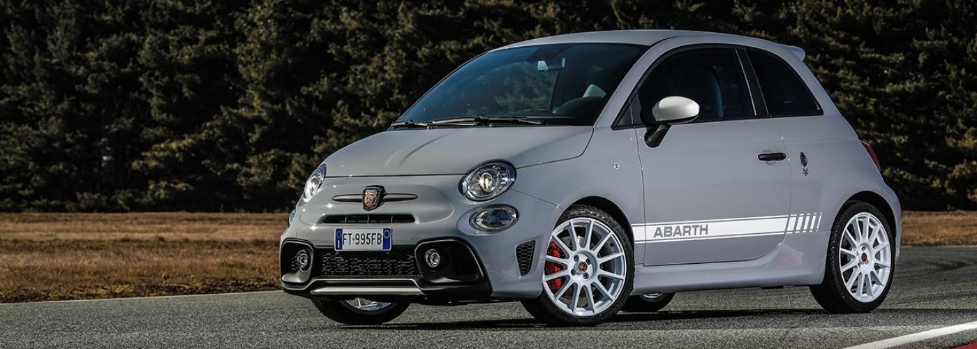 Abarth 595 Essesse, Grau, Special Edition, 70 Jahre, Jubiläum, stehend auf Strasse