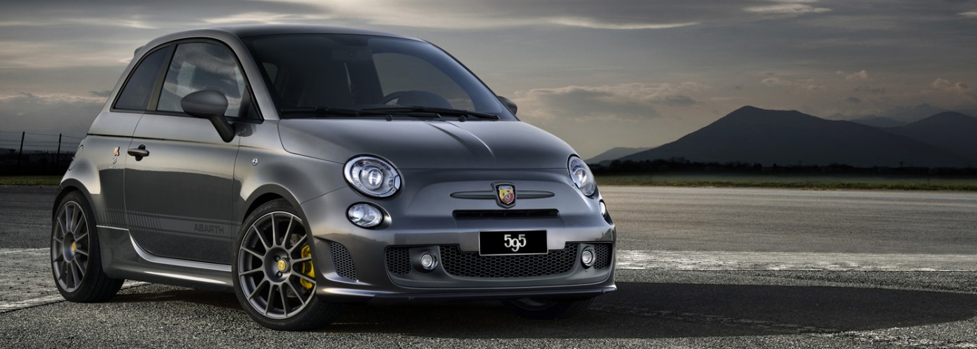 Abarth 595 grau silber parkiert seitlich von vorne