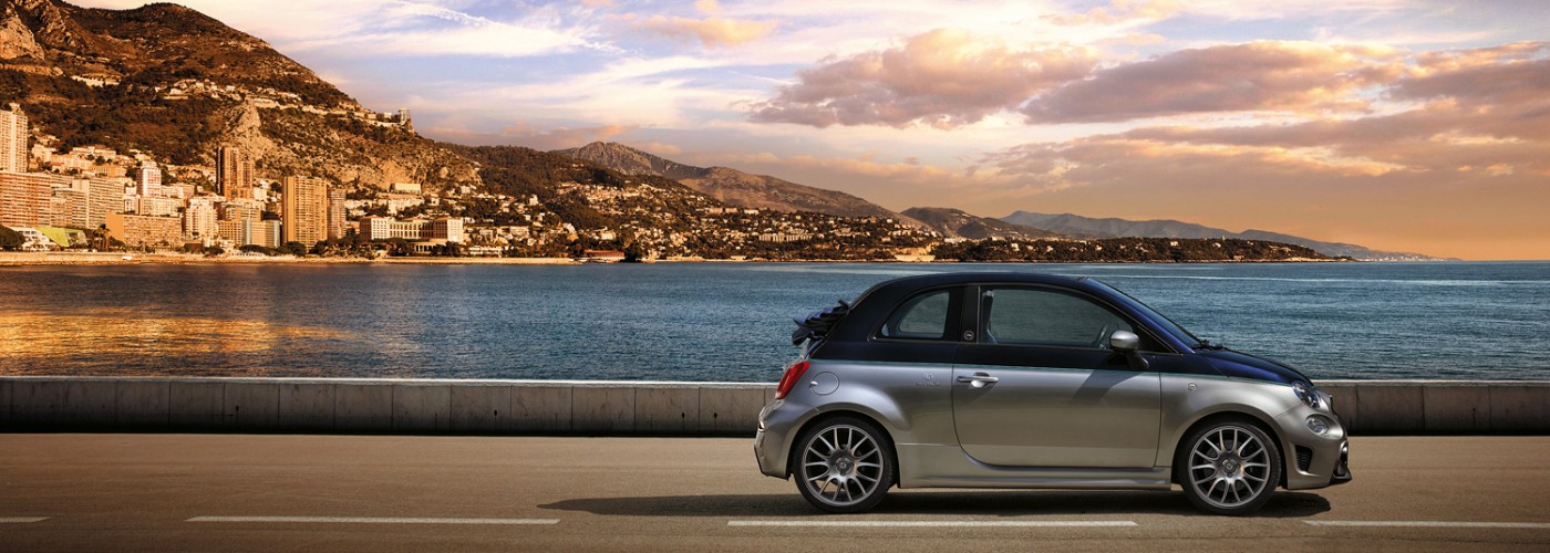 Abarth 595 Riva Rivale silber parkiert seitlich am See