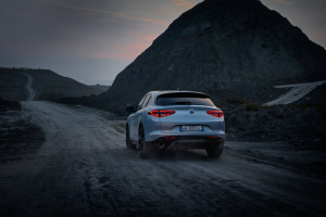 Neuer nach Facelift Alfa Romeo Stelvio auf einer Landstrasse von hinten