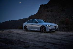 Neue nach Facelift Alfa Romeo Giulia von der Seite fotografiert in einer Hügellandschaft