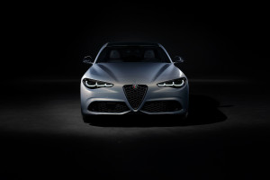 Neue nach Facelift Alfa Romeo Giulia von vorne vor schwarzem Hintergrund