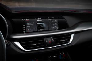 Interieur mit Fokus auf Infotainment System des neuen nach Facelift Alfa Romeo Stelvios