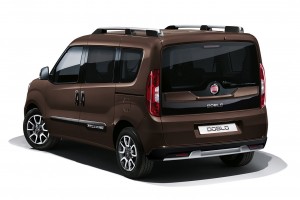 Fiat Doblo braun parkiert von hinten