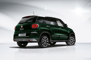 Fiat 500L dunkelgrün seitlich von hinten Dach weiss Glasdach Panoramadach