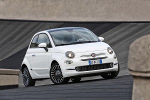 Fiat 500 weiss auf Strasse von vorne.