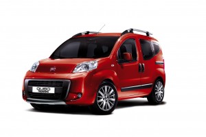 Fiat Qubo rot parkiert von vorne