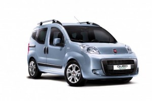 Fiat Qubo hellblau parkiert von vorne