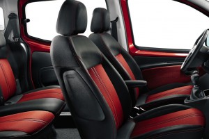 Fiat Qubo Innenausstattung Interieur dunkel schwarz rot