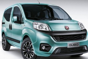 Fiat Qubo mintgrün türkis parkiert von vorne