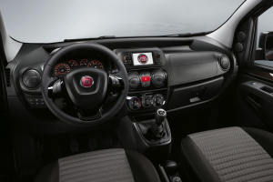 Fiat Qubo Innenausstattung Interieur dunkel schwarz grau