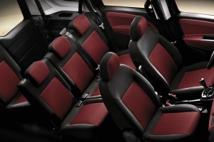 Fiat Doblo Innenausstattung Interieur schwarz rot geräumig